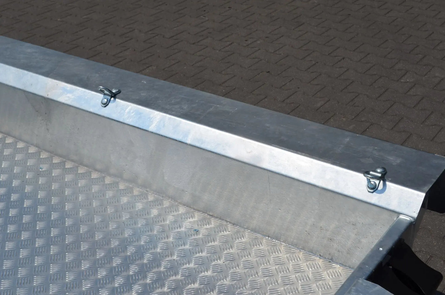 Vlemmix | ALURIFFELBLECH 300x150cm montiert EU-Trailer